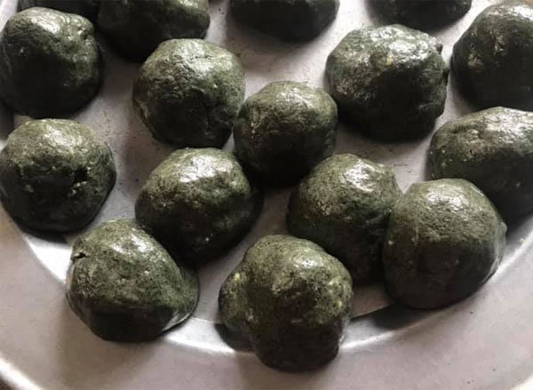 Vo tròn bột nếp, bọc nhân đậu xanh bánh gai
