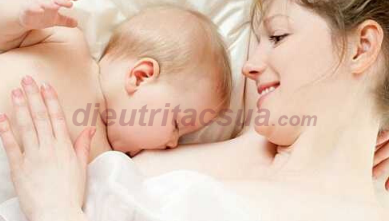 Cách làm sữa mẹ xuống nhiều sau sinh là vui đùa với bé trước khi cho con bú