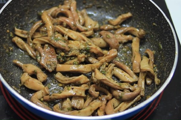 Xào bao tử trước khi hầm 