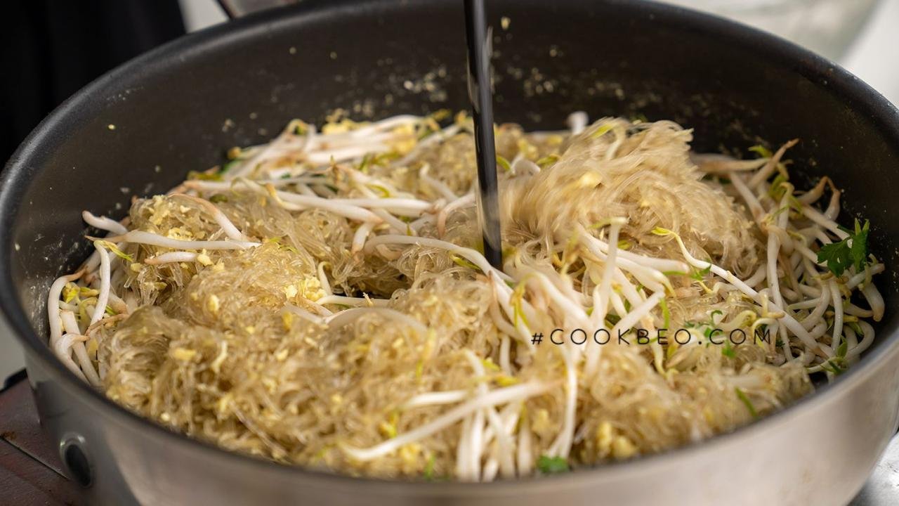 xào miến với giá đỗ