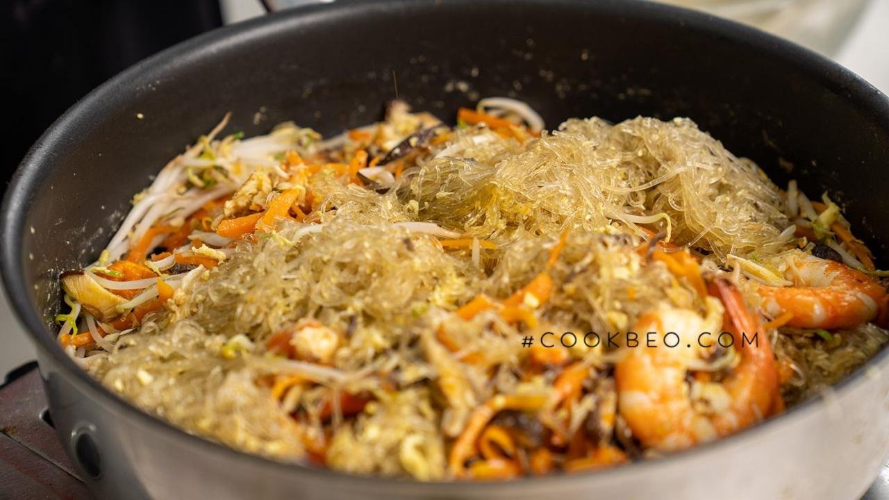 xào miến với hỗn hợp nhân