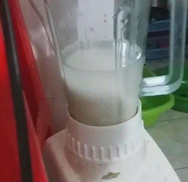 Xay gạo với nước làm bánh ướt, bánh cuốn