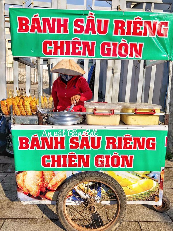 Xe bán bánh sầu riêng chiên giòn