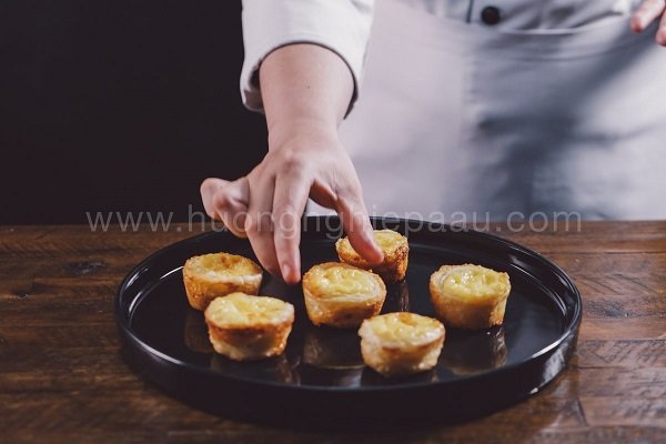 xếp bánh trứng KFC lên dĩa