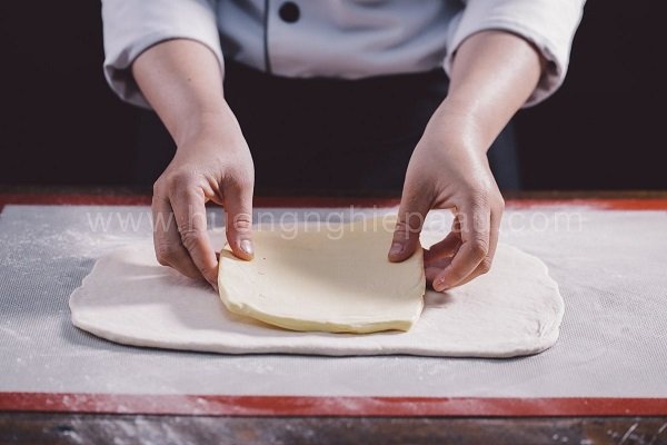 xếp hai phần bột lên nhau
