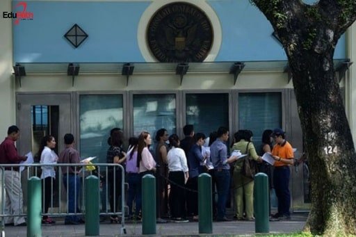 Xếp hàng phỏng vấn xin visa du học Mỹ tại Lãnh sự quán Hoa Kỳ - EduPath