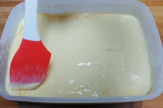 Xới kem nhiều lần giúp món kem mềm dẻo