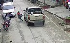 Khoảnh khắc mẹ lao ra trước đầu xe bán tải cứu con