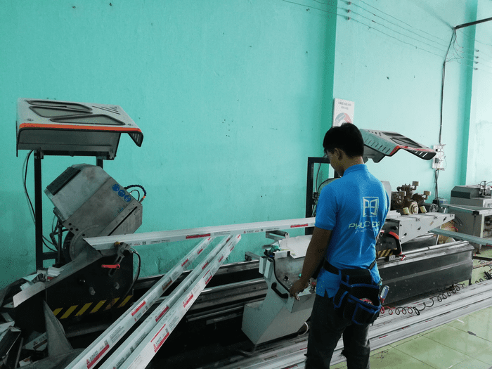 Vận hành máy cắt nhôm Xingfa hai đầu công nghệ cao.