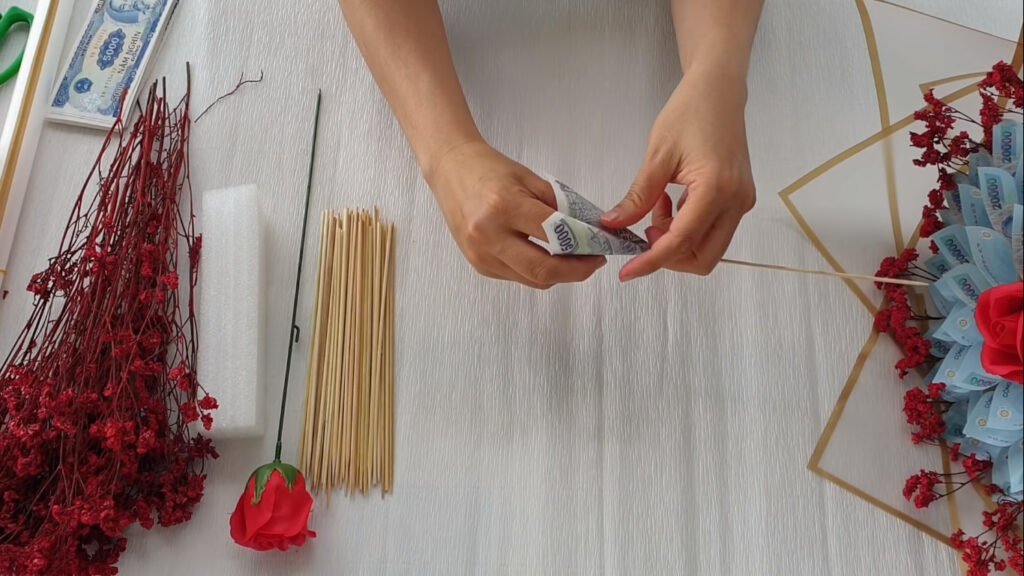 Nguyên liệu chuẩn bị làm bó hoa bằng tiền