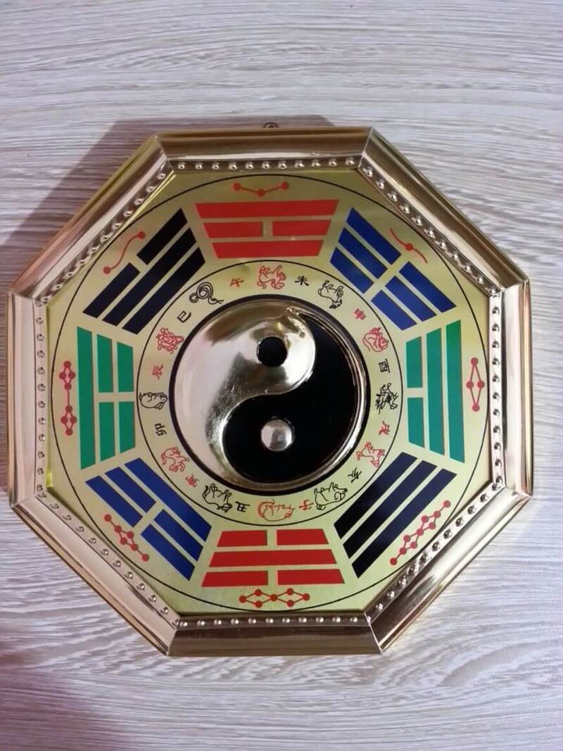 cách hóa giải nhà ở không h[ợp hướng bằng gương bát quái